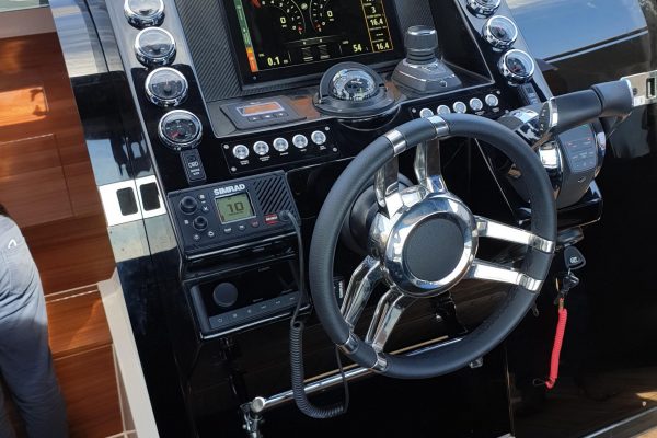Aurea Yachts 30 Cabin T.Top - consolle